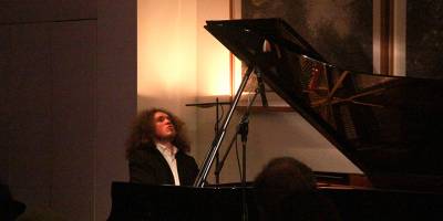 Rus piyanist Roman Kosyakov dünya barışı için çaldı