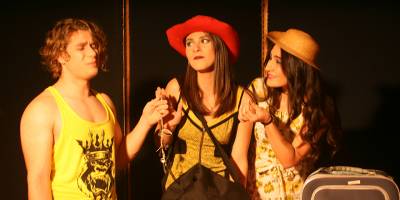 Mağusa Sanat Tiyatrosu "Buyurun Kolokas Hotel" komedisiyle 8 Nisan'da “Perde” diyecek