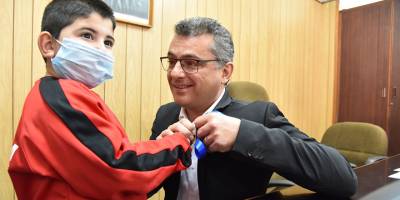 Otizme dikkat çekmek için vekillere mavi kurdele