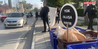 Yoksullaşmaya dikkat çekmek için ekmek dağıttılar