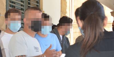 Darp ve tehdit ettiler, yaraladılar, telefonlarını çaldılar