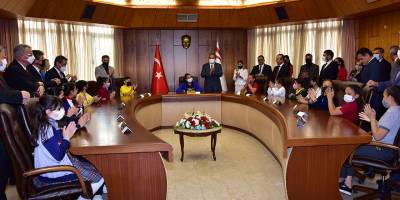 Bakanlar Kurulu’nu oluşturan çocuklar elektrik kesintisi ve pahalılıktan şikâyetçi