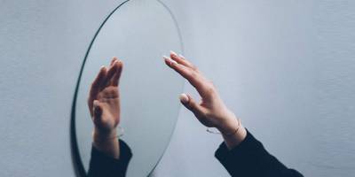 Tiksiniyorum Aynadaki Kişiden