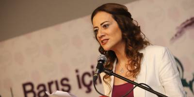 Derya:  “T&T meğer havaalanı yerine hipodrom yapmış”