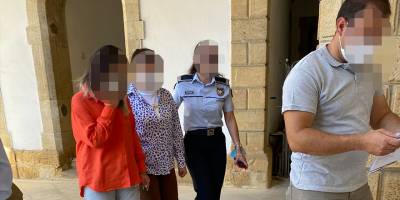 “Kozmetik ürün ve kadın kıyafetlerini sırt çantasına gizleyip aldılar”