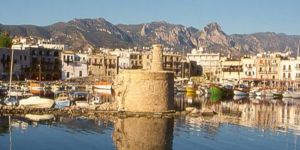  Gemiye binmeye çalışan yolcu düşerek yaralandı