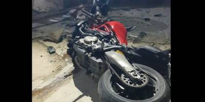 Motor ile duvara çarptı, ağır yaralandı