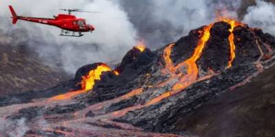 İzlanda'nın güneybatısında yanardağ patladı