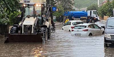 Marmara'yı sağanak vurdu: Araçlar suya gömüldü, ağaçlar devrildi