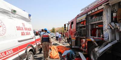Gaziantep'te kaza yapan araca müdahale eden ekiplere yolcu otobüsü çarptı, 16 kişi öldü
