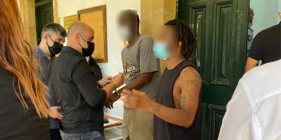 Darp ettikleri şahısları soymakla suçlanıyorlar