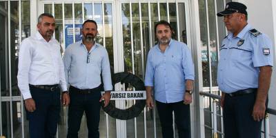 Kamuda örgütlü 3 sendika Bayındırlık ve Ulaştırma Bakanlığı’na siyah çelenk bıraktı