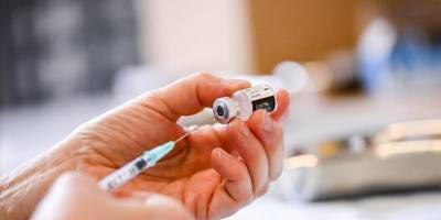 AB'de aşı olmayanlara orijinal, takviye alacaklara varyantlara uyumlu aşılar yapılacak