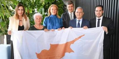 Kıbrıs bayrağının yaratıcısına saygı ziyareti, barış mesajı