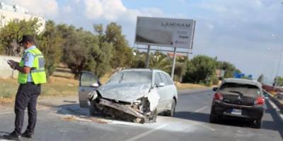 Yoldan çıkıp bariyerlere çarptı, alev aldı
