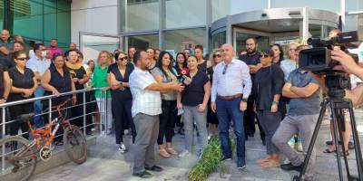 Vergi Dairesi çalışanları bakanlık kapısına molehiya bıraktı