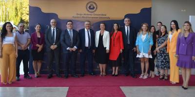 DAÜ’den 25 yılı dolduran personele onur plaketi