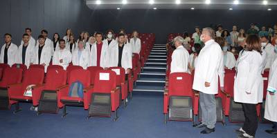 Geleceğin doktorları beyaz önlüklerini törenle giydi