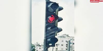 Lefkoşa’da bir garip olay: ‘Kalp’ şeklinde yanan trafik ışığı
