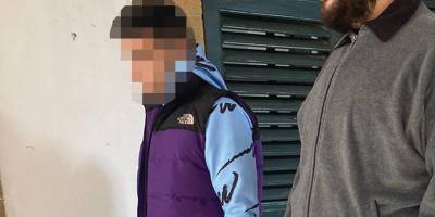 ‘Sahte pasaportla’ geldi, üzerinden 1 sahte pasaport daha çıktı