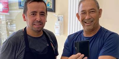 ÖRNEK DAVRANIŞ: Paketçi genç yerde bulduğu cüzdanı sahibine iletti