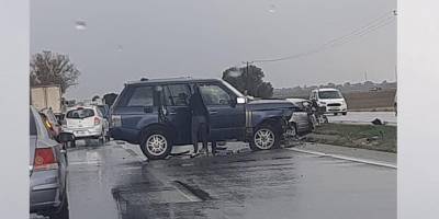 Direksiyon hakimiyetini kaybetti, karşı şeritten gelen araca çarptı; iki kişi yaralandı
