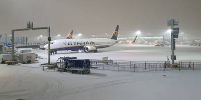 İngiltere'de kar: Londra Stansted Havalimanı'ndan tüm uçuşlar ertelendi