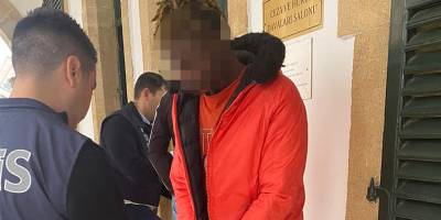 Yoldan geçen polislere küfür etti, ardından da darp etti