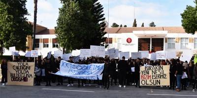 AÖA öğrencileri Meclise yürüdü: “Yola çıktığını, yolda bulduğuna değişme”