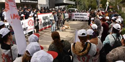 Hademeler Eğitim Bakanlığı önünde tencerede taş kaynattı