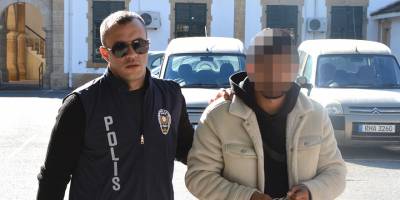 Sahte dolarlarla cep telefonu almak istedi