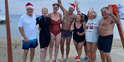 Noel kutlaması için denize girdiler