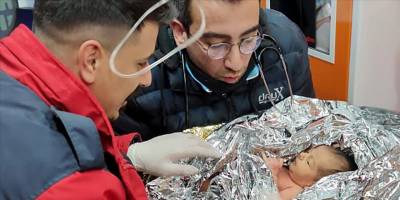 Hatay'da 10 günlük bebek ile annesi 90. saatte enkazdan kurtarıldı