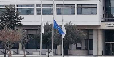 Güneydeki Kıbrıs Üniversitesi bayraklarını yarıya indirdi