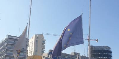 Kıbrıs'ın güneyinde Lefkoşa Belediyesi bayrakları yarıya indirdi