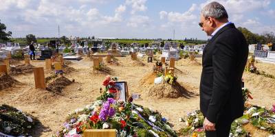 AKEL, deprem felaketinde çocuklarını kaybeden ailelerin yanında