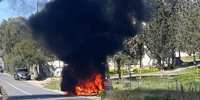 Seyir halindeki iki araçta yangın
