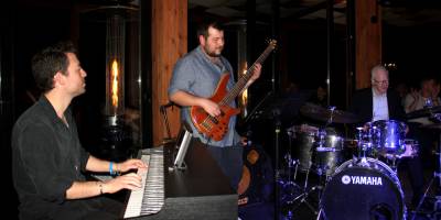 Yogev Shetrit Trio, Etel’de cazseverleri Akdeniz ve Afrika semalarında müzikal bir yolculuğa çıkardı