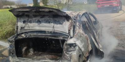 Yanan araç kullanılmaz hale geldi