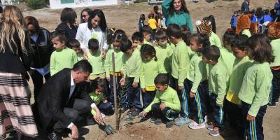 Öğrenciler Gönyeli’de fidan dikti
