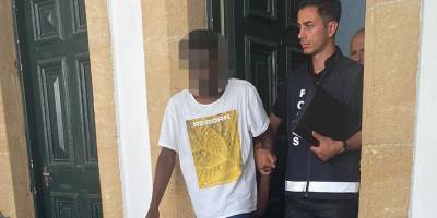 Kendisini market camlarını kırmakla suçlayan müdürün burnunu kırdı