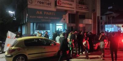 AKP Kıbrıs yol kapattı, polis trafiği durdurdu