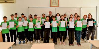 Orta dereceli okullarda karneler dağıtıldı, yaz tatili başladı