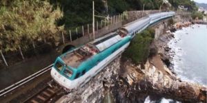 Raydan çıkan tren kurtarıldı