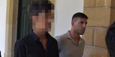 Başkasının çantasındaki parayı çaldı