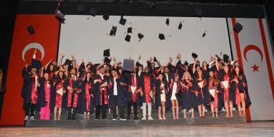 YDÜ'de genç veterinerler diplomalarını aldı