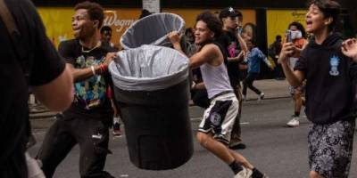 Bedava Play Station vaadi New York kent merkezinin altını üstüne getirdi