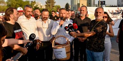 Sendikalardan Başbakanlık ışıklarında eylem