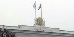 Kırımda Başbakanlık binasına Rus bayrağı çekildi