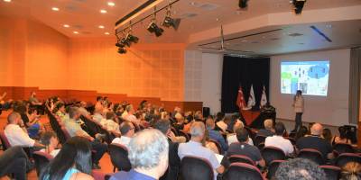 Yapay zeka tabanlı profesör AI. Prof. DUX, Yakın Doğu Üniversitesi’ndeki insan meslektaşları ile bir araya geldi